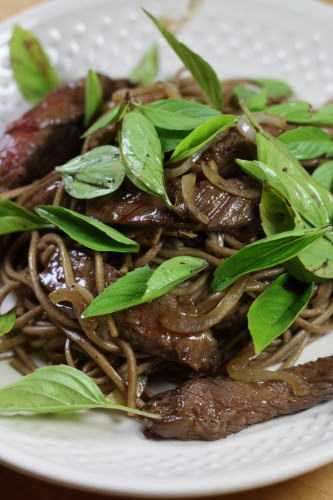 Wok de nouilles soba au boeuf