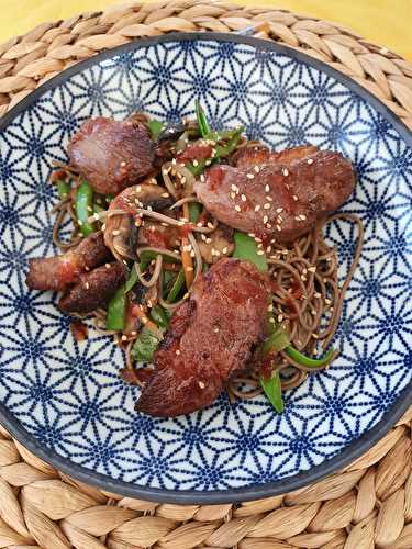 Wok de nouilles soba au canard