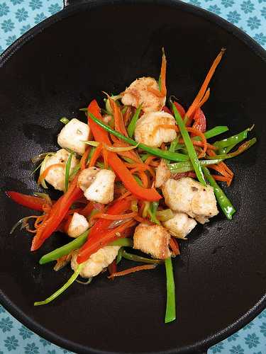 Wok de poulet aux légumes et au poivre blanc