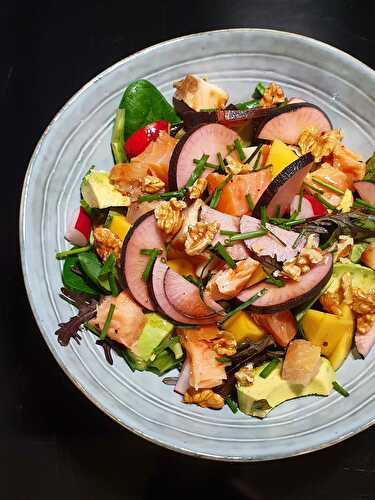 Salade bowl aux crudités et au saumon fumé