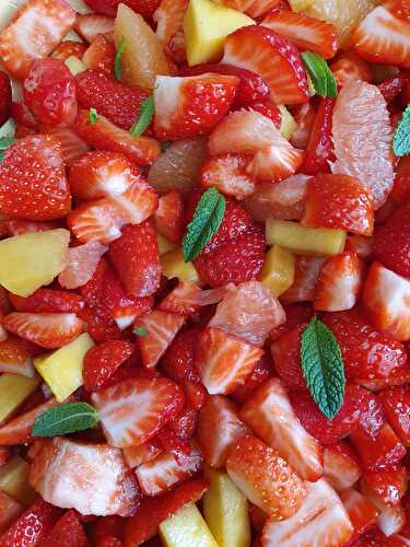 Salade de fraises, mangue et pamplemousse