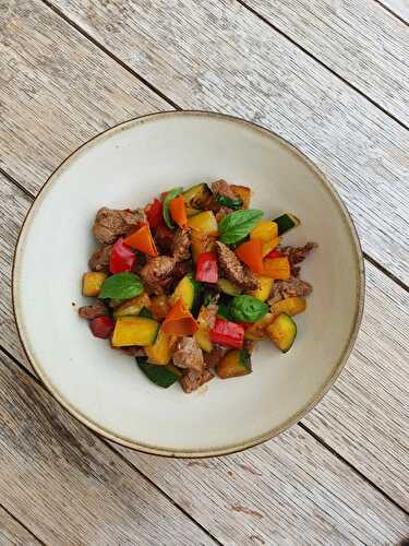 Boeuf sauté aux légumes et basilic