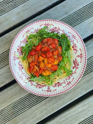 Spaghetti, sauce aux tomates cerises et roquette