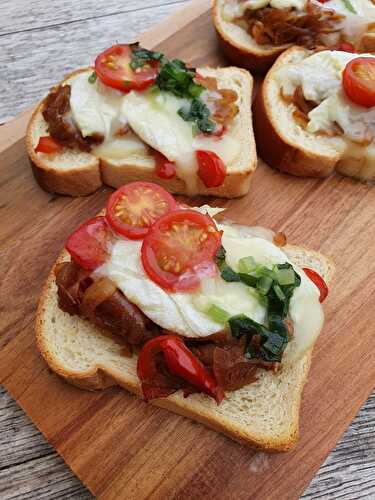 Tartines de Cabecou, fondue d'oignons et de poivrons