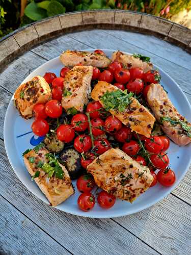 Plancha de saumon aux courgettes et tomates cerises