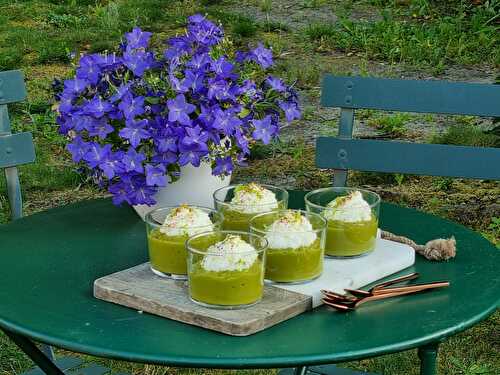 Soupe glacée de petits pois et courgettes, menthe et citron