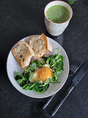 Les oeufs au plat aux épinards pour un petit déjeuner salé