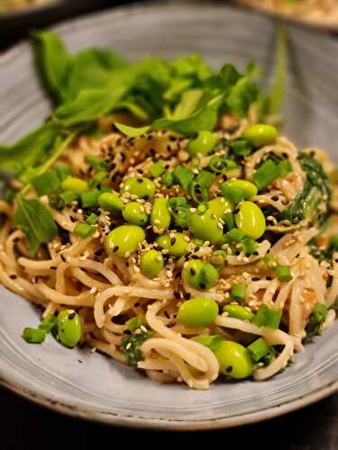 Nouilles asiatiques, sauce crémeuse au beurre de cacahuète