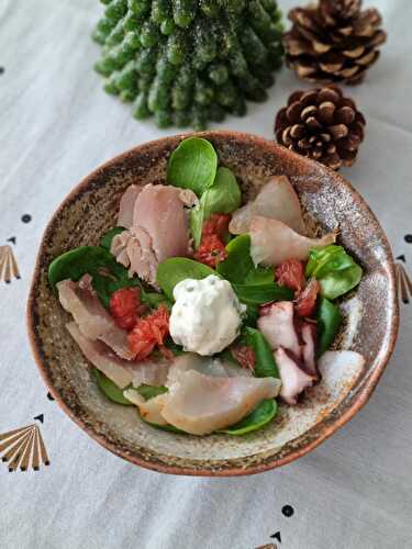 Assiette de poisson fumé, salade d’épinards et pamplemousse