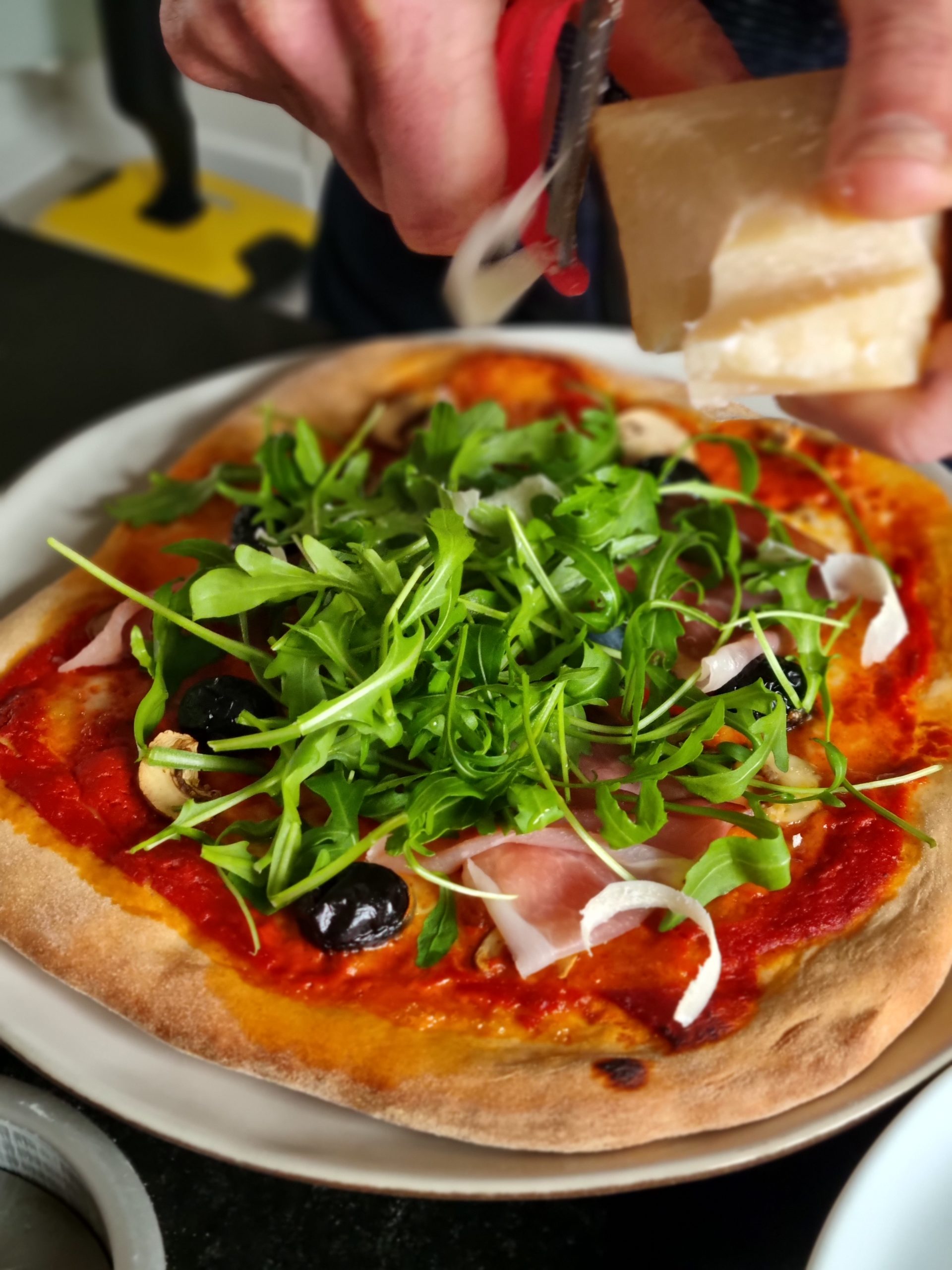 Pizzas jambon de Parme, roquette et champignons