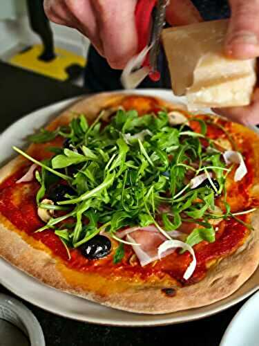 Pizzas jambon de Parme, roquette et champignons