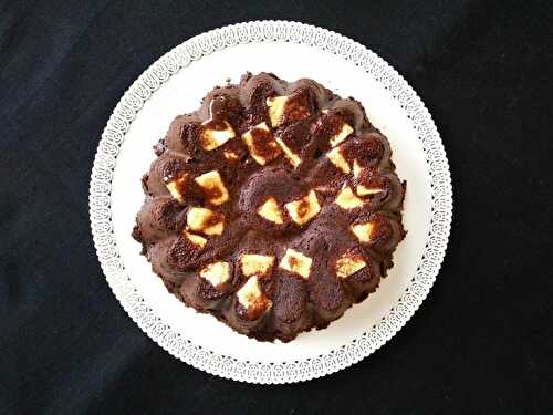 Brownie aux pépites de chocolat blanc et noisettes. Cuisson micro-onde!