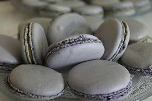 Macarons au yuzu et fève tonka