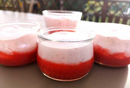 Mousses à la fraise sur coulis de fraise