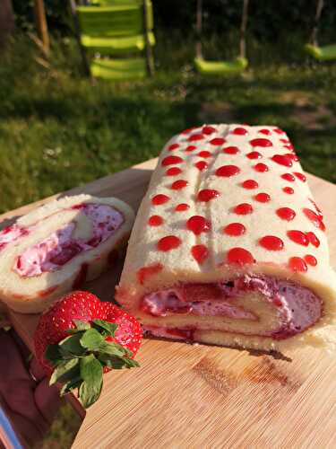 Roulé à la fraise et à la chantilly