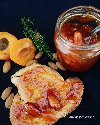 Confiture d'abricots au thym, vanille et amandes