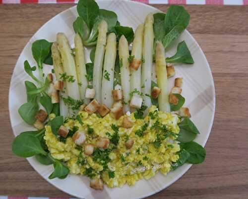 Asperges blanches à la vinaigrette d’œufs durs et croûtons maison