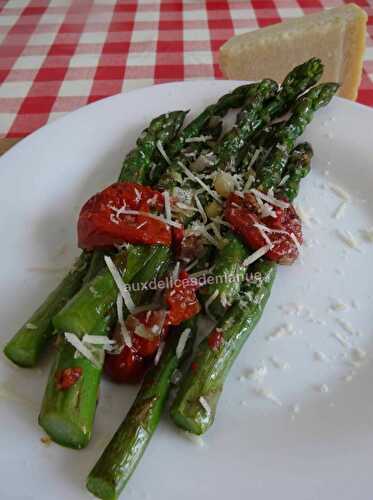 Asperges vertes poêlées aux tomates confites et parmesan