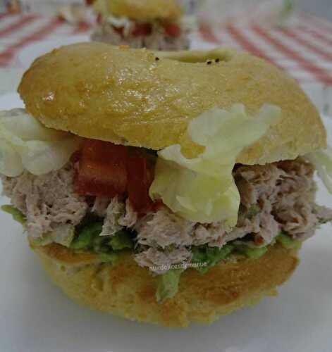 Bagel à l'écrasé d'avocat, rillettes de thon et tomate