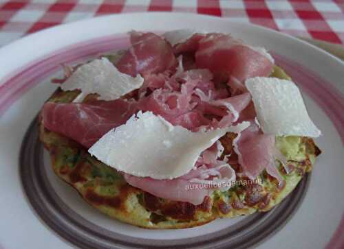 Blinis à la courgette et parmesan, garni au jambon de Parme