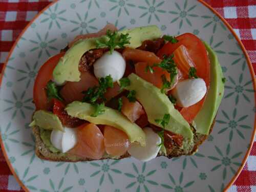 Bruschetta à l'avocat, tomates et saumon