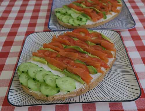 Bruschetta au saumon fumé, tomates concombre et avocat