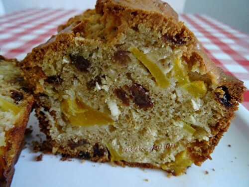 Cake aux nectarines, raisins et noix de coco