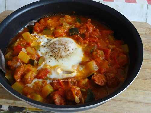 Courgette et tomates à la merguez et œuf