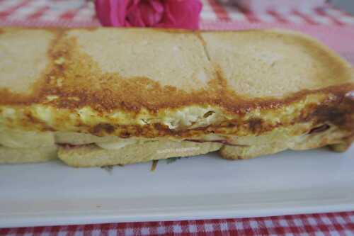 Croque cake au bresaola, raclette et sauce tomate