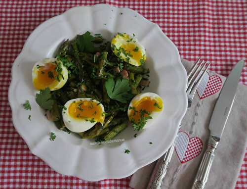 Fricassée d'asperges vertes et œufs mollets