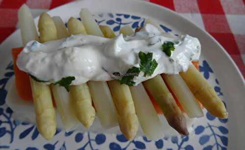 Panna cotta d'asperges à la truite fumée, pointes d'asperges et sauce au yaourt grec