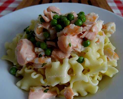 Pâtes au saumon, crevettes et petits pois