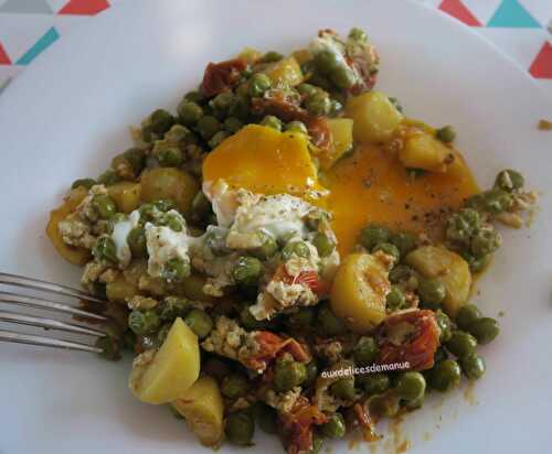 Poêlée de petits-pois et pommes de terre à l’œuf coulant