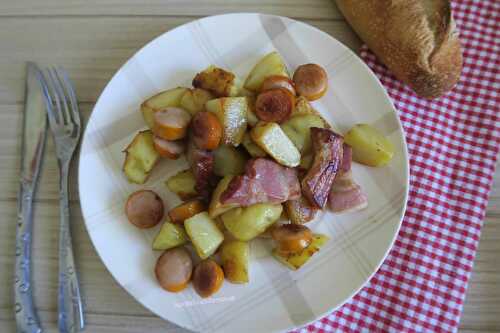 Pommes de terre sautées aux saucisses de Francfort et poitrine fumée