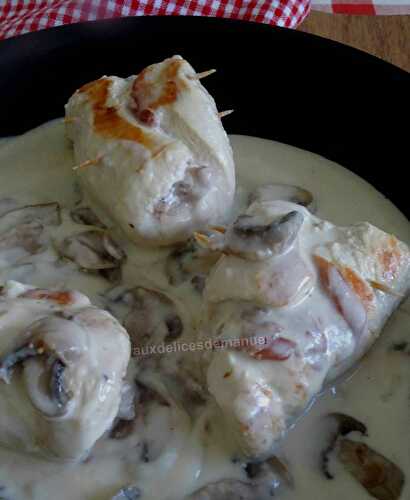 Roulés de poulet au fromage et jambon de Parme, sauce crémeuse aux champignons