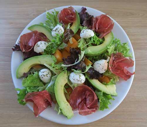 Salade au melon, avocat, coppa et mozzarella