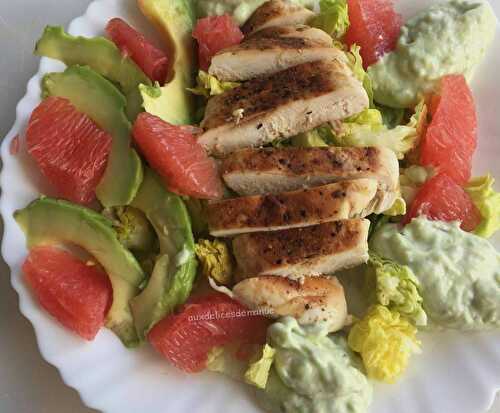 Salade au poulet épicé et pamplemousse, sauce à l'avocat