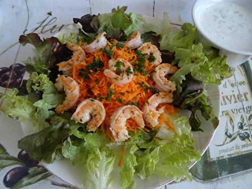 Salade aux crevettes grillées et carottes râpées, sauce au fromage blanc de chèvre au concombre