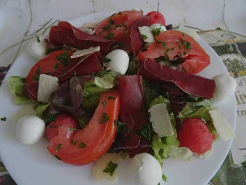 Salade aux tomates, viande des grisons et billes de mozzarella et de pastèque