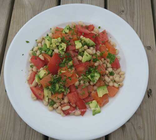 Salade d'haricots blancs à l'avocat, tomates et truite fumée