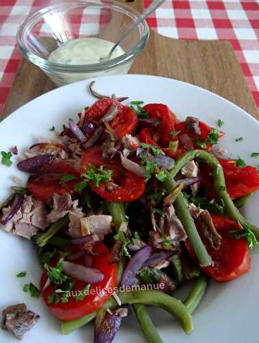 Salade d'haricots verts et thon aux tomates et oignons grillés, sauce au yaourt -Light-