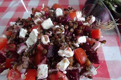 Salade de lentilles à la betterave, tomates, feta et anchois