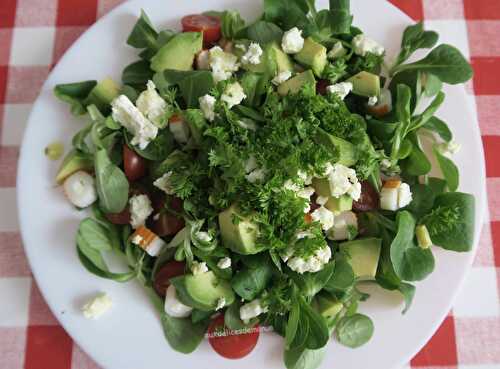 Salade de mâche à l'avocat, tomates, feta et surimi