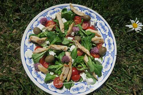 Salade de mâche, poulet, feta, tomates et olives