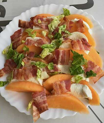 Salade de melon à la mozzarella et chips de poitrine fumée