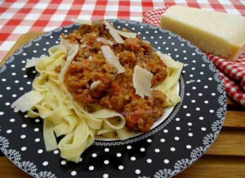 Tagliatelles, sauce aux viandes, courgette et fromage