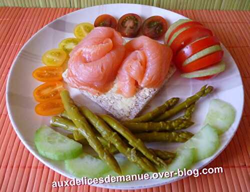 Assiette de crudités et saumon fumé