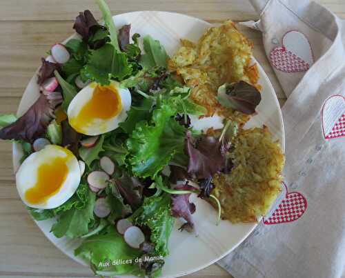 Assiette de salade aux œufs mollets et pommes de terre paillasson