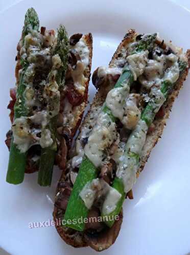 Baguettes garnies aux asperges, champignons, lard et parmesan