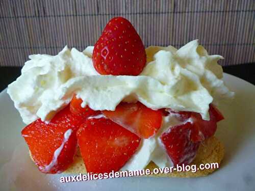 Biscuits cuillère, chantilly et fraises